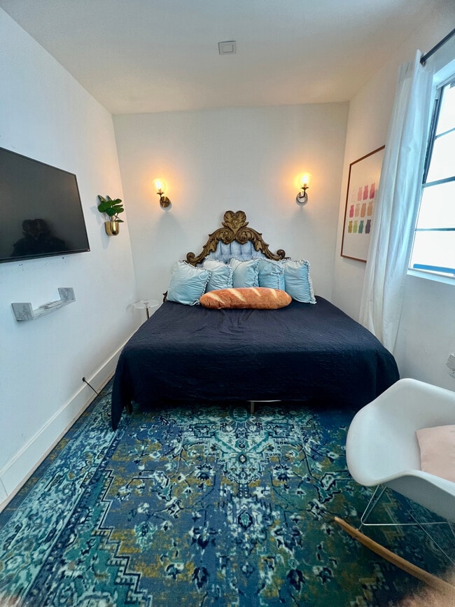 bedroom - 1051 NW 25th Ave