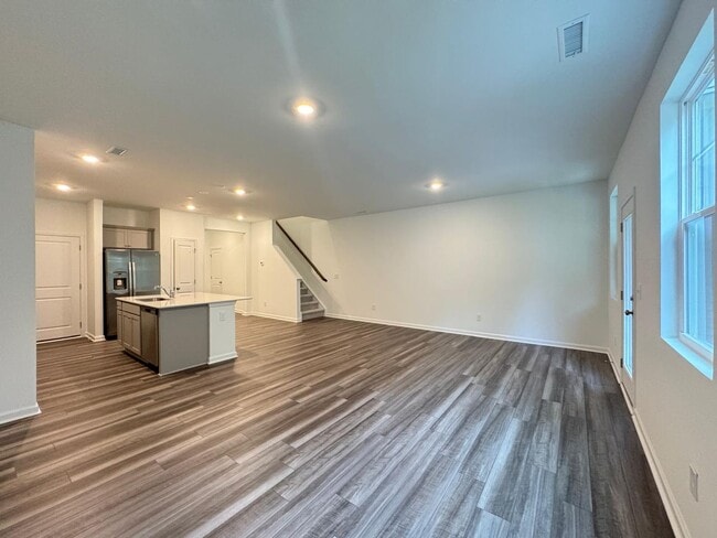 Foto del edificio - STUNNING BRAND-NEW TOWNHOUSE in a very con...