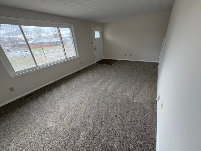 Foto del edificio - 302 Spring Mill Rd