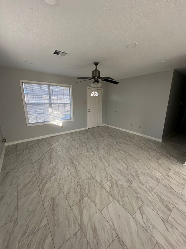 Building Photo - House for rent!