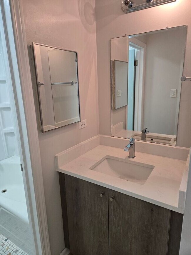 Foto del edificio - 1917 W 103rd St