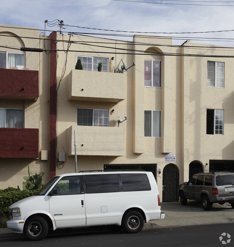 Building Photo - 613 Villa St