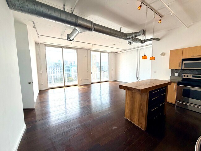 Sala de estar desde la puerta - 444 NE 30th St