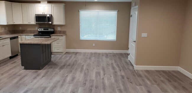 Building Photo - 584 Tilling Way