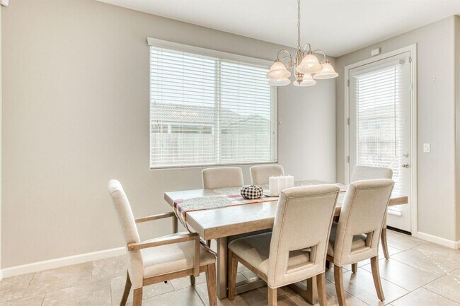 Foto del edificio - Beautiful 4 Bedroom 2.5 Baths in Clovis