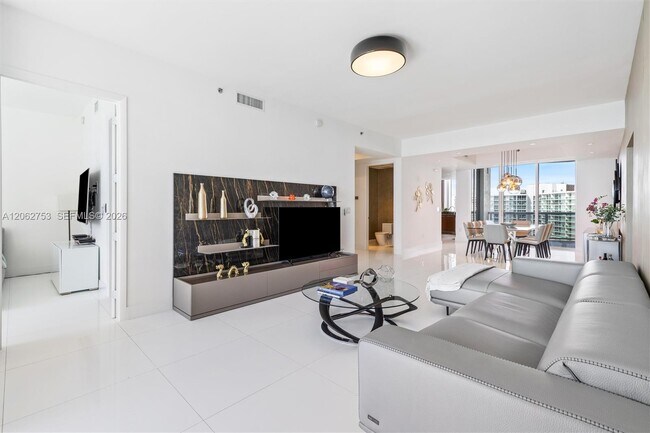 Foto del edificio - 15811 Collins Ave
