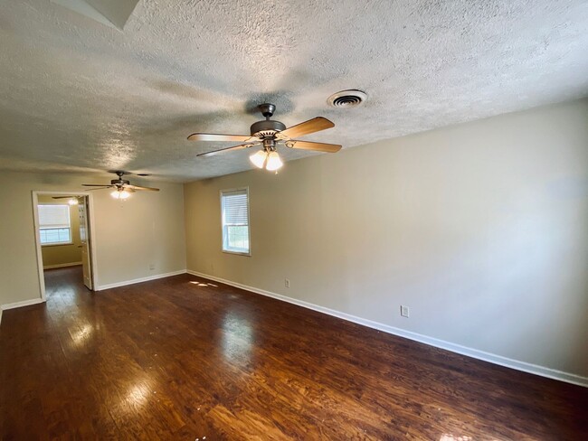 Building Photo - 3 bedroom 3 bathroom with large backyard o...