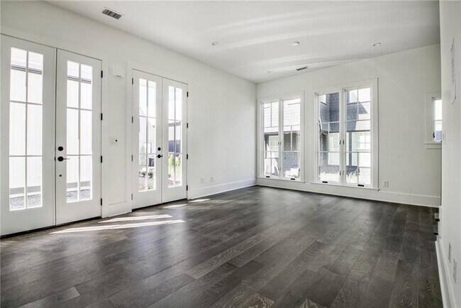 Foto del edificio - 135 Carlyle Ln