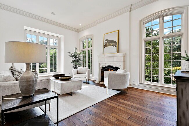 Foto del edificio - 9 Longwood Dr