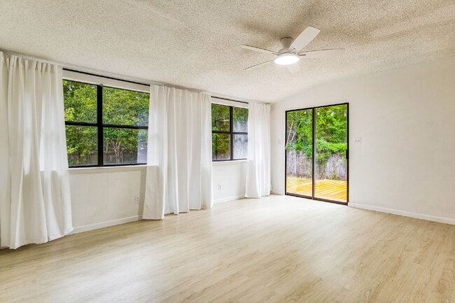 Building Photo - 2241 Prytania Cir