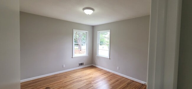 Foto del edificio - Move In Ready Home- Close to 95 - Easy Commute to local Shopping, Restaurants, and Interstate.