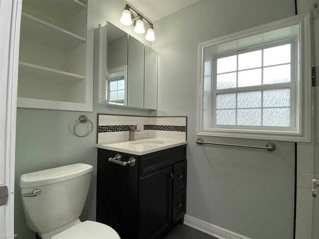 Building Photo - Studio, 1 bath Duplex - 1738 Santa Anna On...