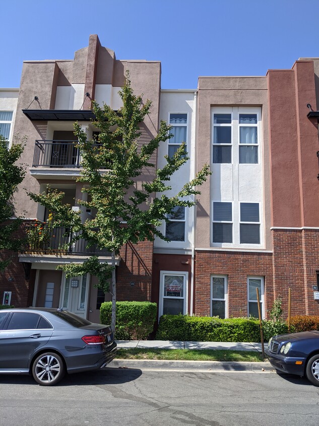 Front of Townhome, Balcony - 109 Cornell Ave