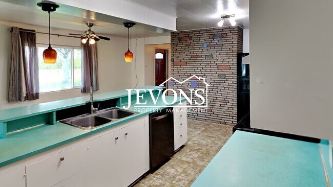 Foto del edificio - Inviting 2-bedroom with a fully fenced lar...