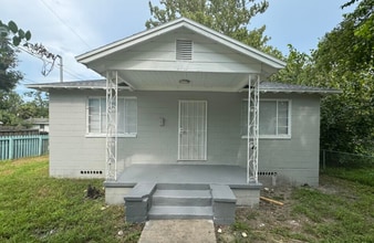 Building Photo - 2715 Myrtle Ave N