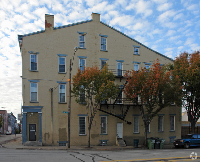 Building Photo - 2025 Colerain Ave