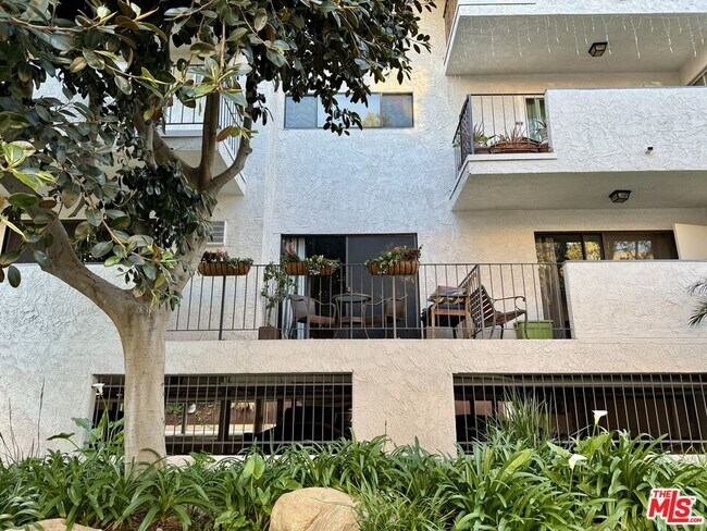 Foto del edificio - 837 N W Knoll Dr