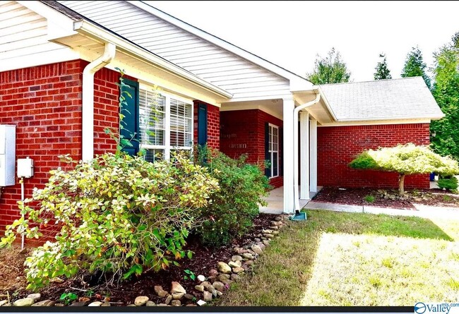 Building Photo - 127 Knotting Pl