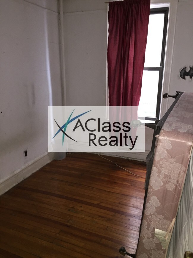 Building Photo - 2559 Steinway St