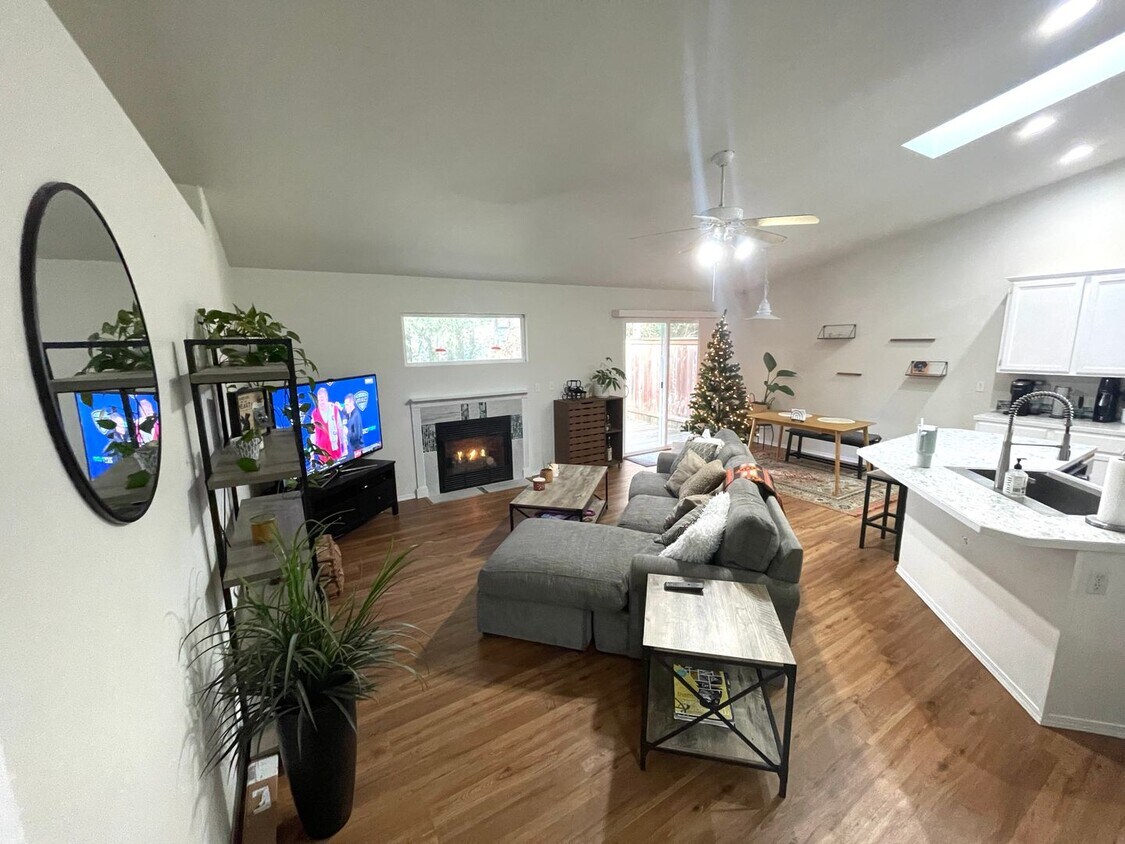 Foto principal - Remodeled 3-Bedroom Duplex Home in North G...