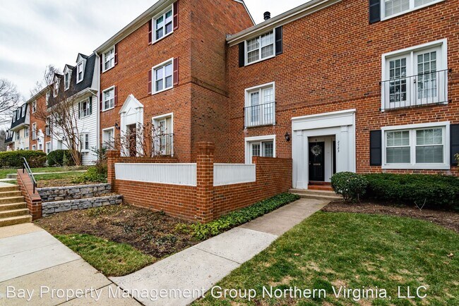2723 S Walter Reed Dr Arlington Va 22206 House For Rent In Arlington Va Apartments Com