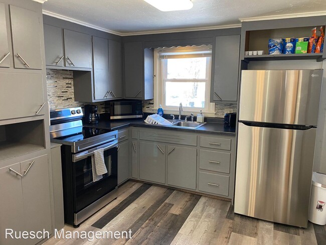 Building Photo - 3 br, 1 bath House - 627 3rd St