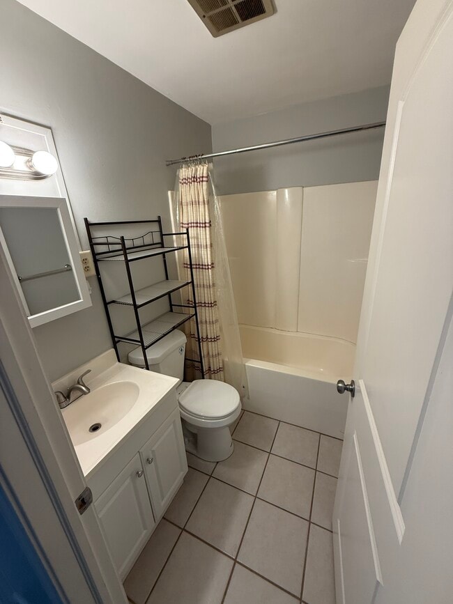 Building Photo - 5970 Apartments 1, 2, 3