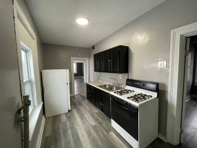 Building Photo - Spacious 2 bedroom 1 bath apartment for re...