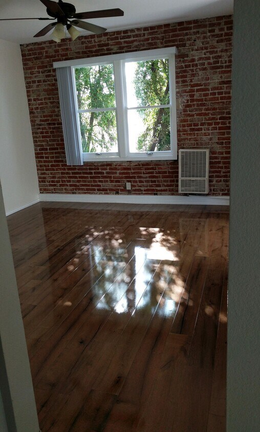 Primary Photo - 637 N Bronson Ave