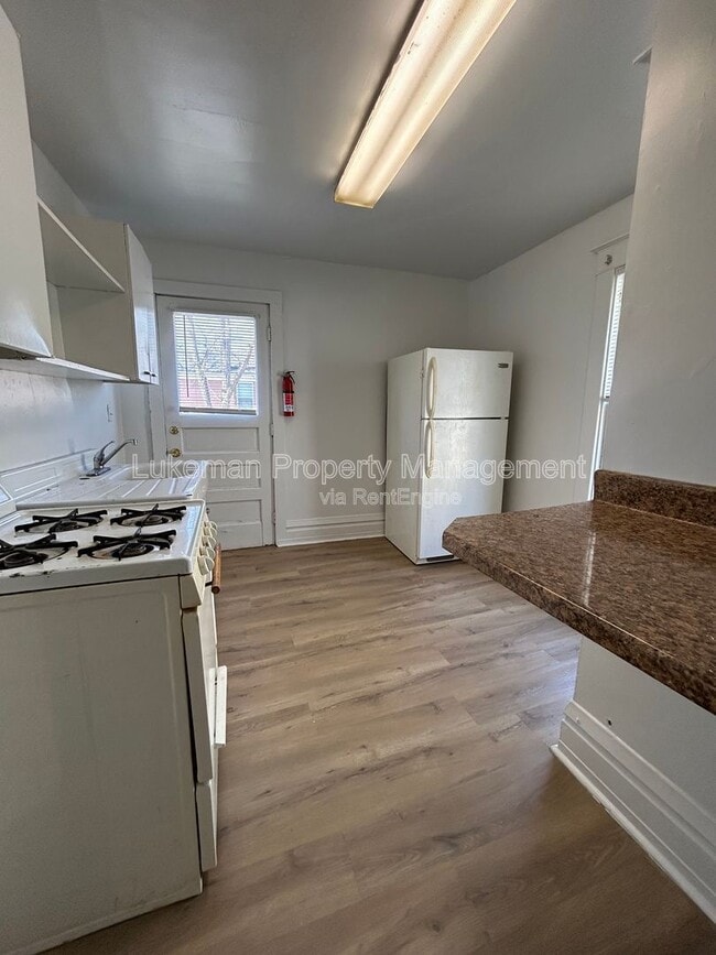 Building Photo - 1324 S Westnedge Ave