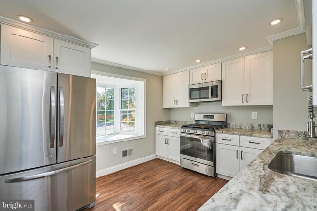 Building Photo - 8076 St Annes Ct