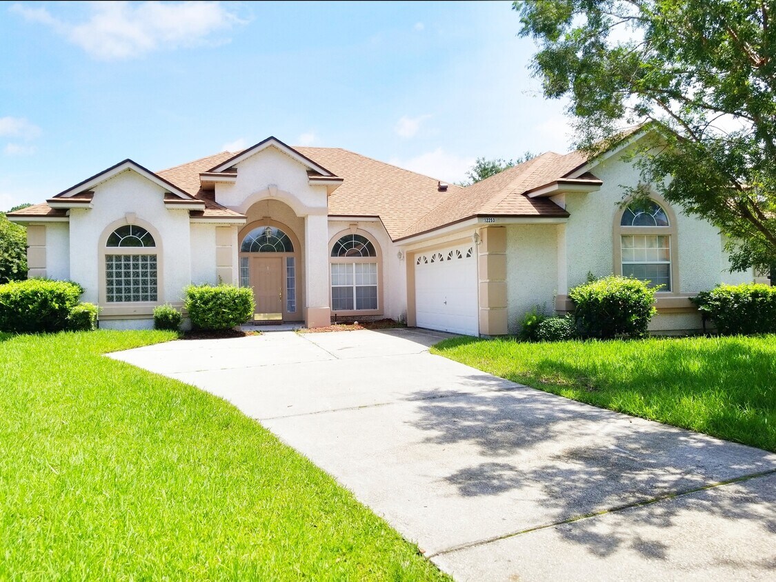 Primary Photo - Spacious and Immaculately kept 3/2 on the ...