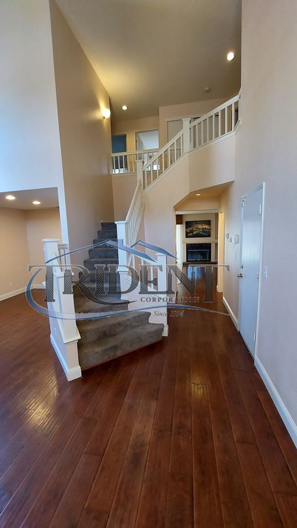 Foto del edificio - This is a large 4 bedroom, 3 bath SOLAR house with a bonus room upstairs