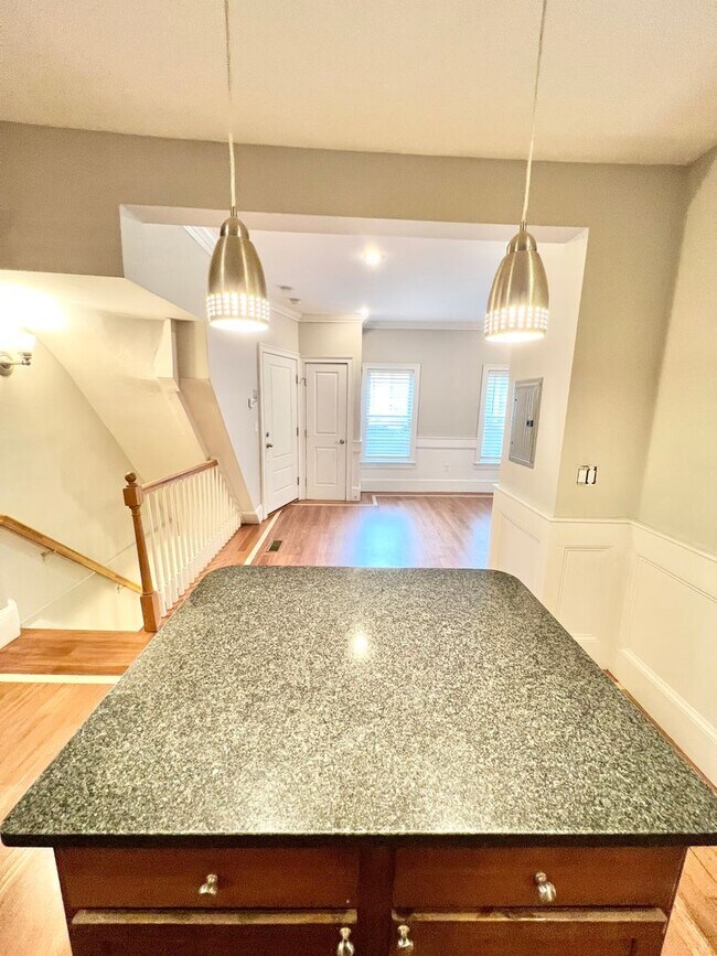 Building Photo - Fully-Renovated 2 Bed 2 Bath in the Heart ...