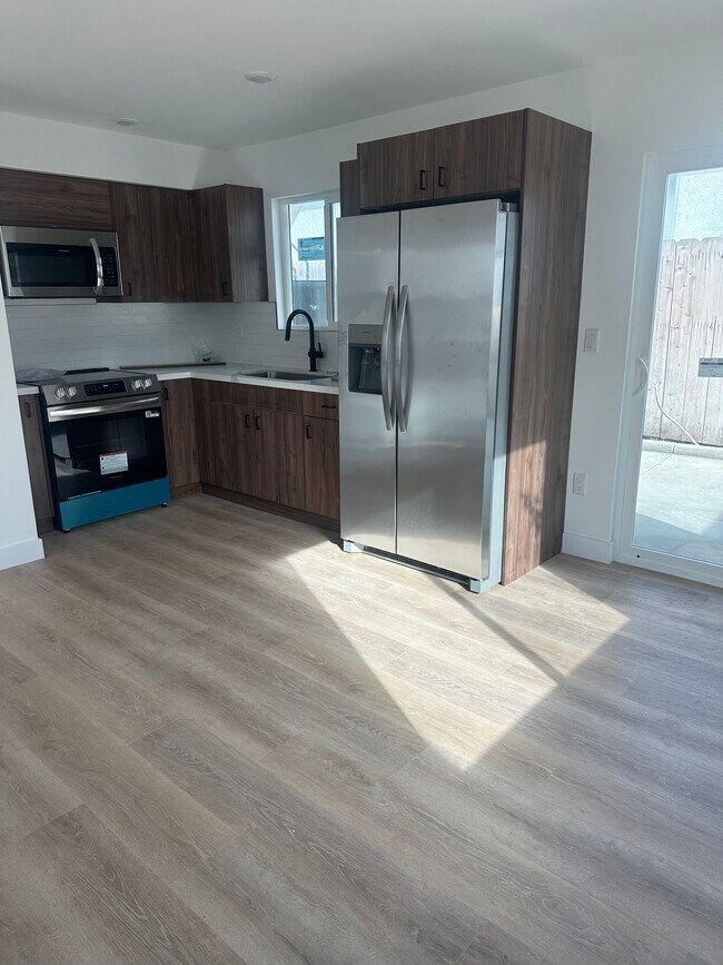 Foto del edificio - 3779 Logan Ave