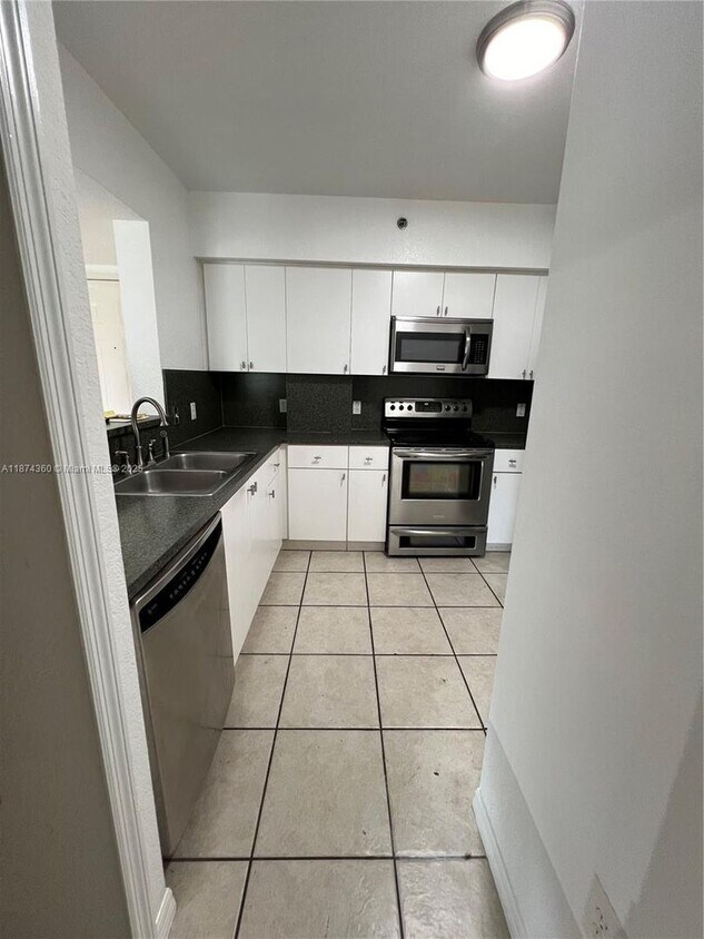 Foto principal - 9300 Fontainebleau Blvd