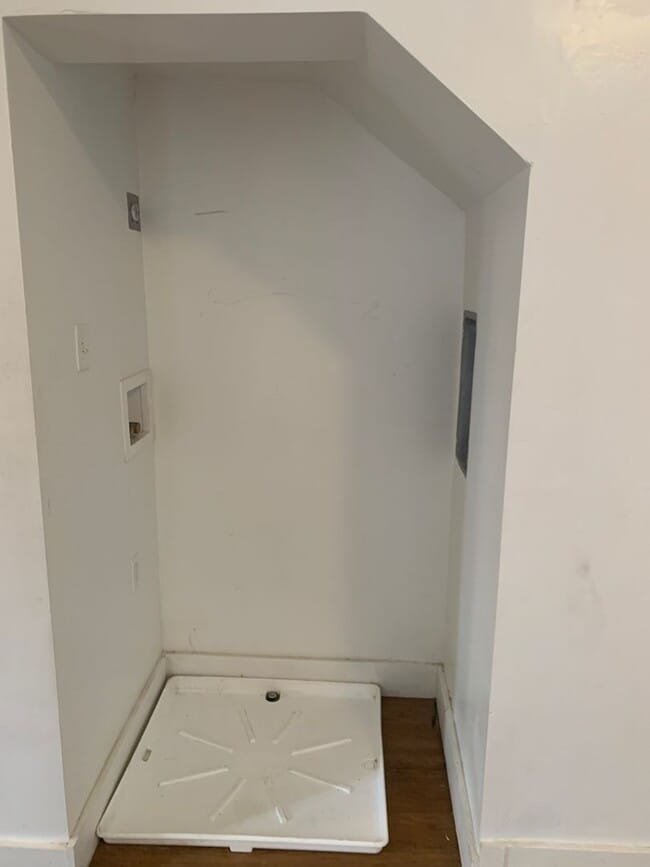 Building Photo - 2 Bedroom 1st Floor-Parking- Penn Park Are...