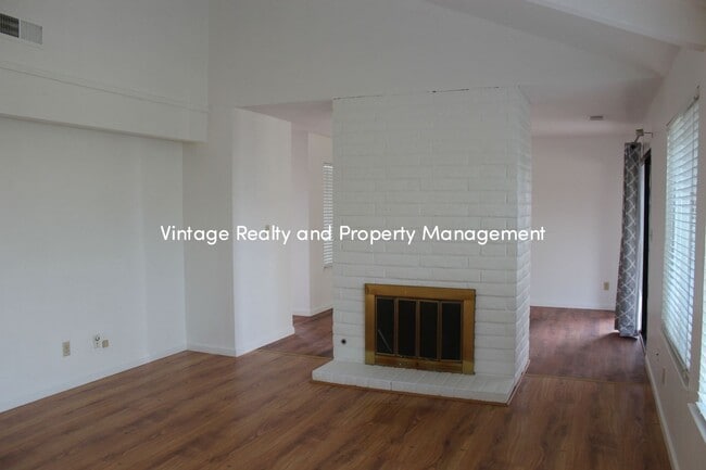 Foto del edificio - Available Soon! Recently Updated Very Nice...