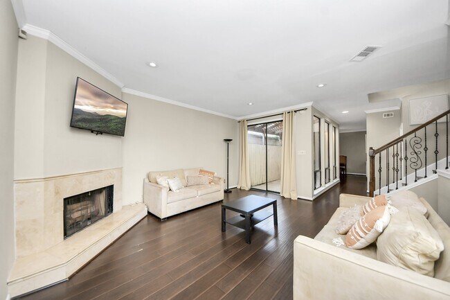 Building Photo - 1112 Bering Dr