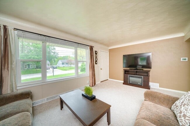 Building Photo - Three Bedroom Home in the Heart of Portage