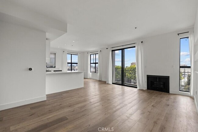 Foto del edificio - 8811 Burton Way
