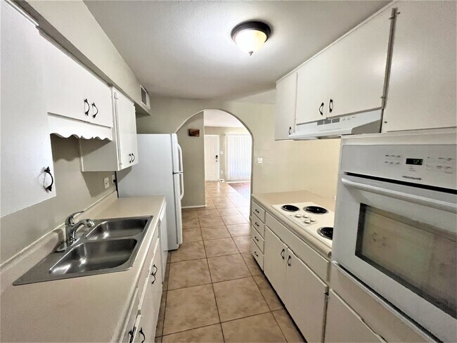 Building Photo - 3201 W Dailey St