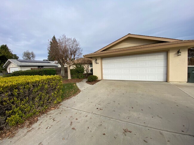 Building Photo - Spacious Visalia Home Available Now!