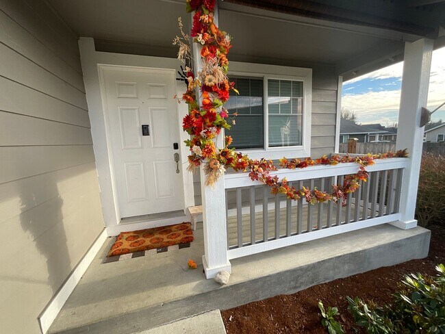 Foto del edificio - 3 Bed, 2 Bath Home with Large Fenced Lot