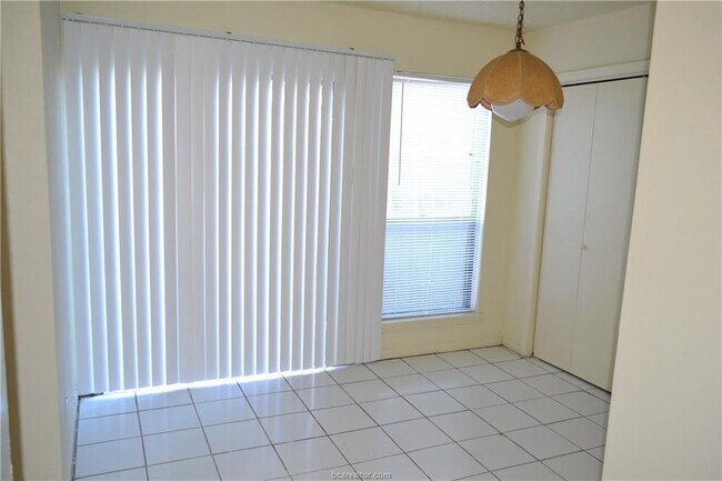 Building Photo - 916 Navidad St