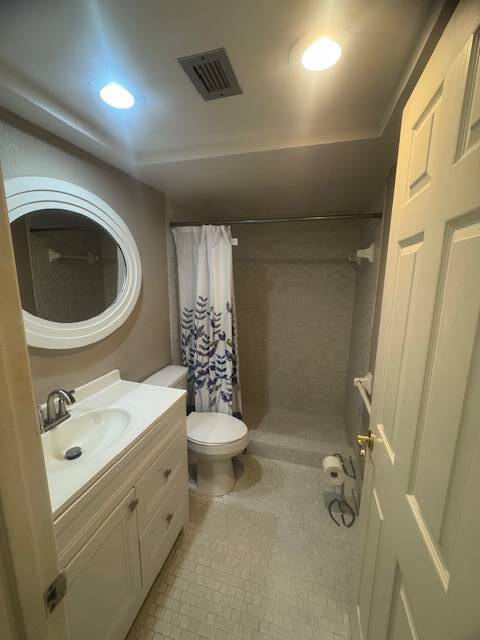 Building Photo - 121 Country Club Dr