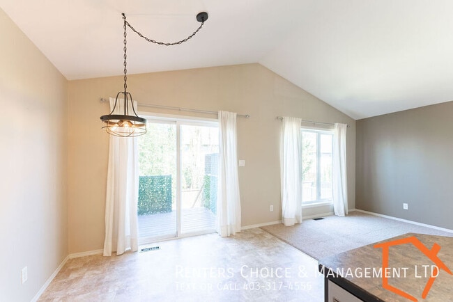 Building Photo - 3 Bedroom Duplex With Garage