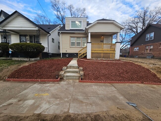 Front yard - 16634 Lilac St