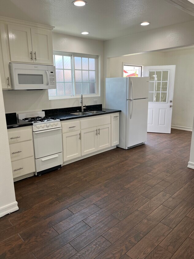 Kitchen area - 1333 Bennett Ave
