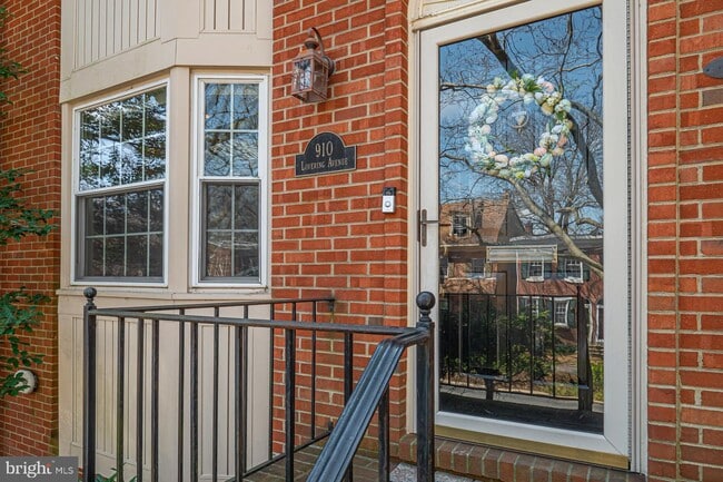 Building Photo - 910 Lovering Ave